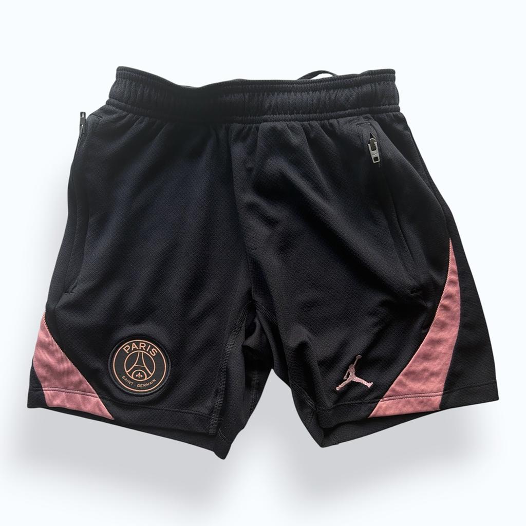 Short Jordan - 8 ans / 128 cm - Noir et Rose - État : Excellent